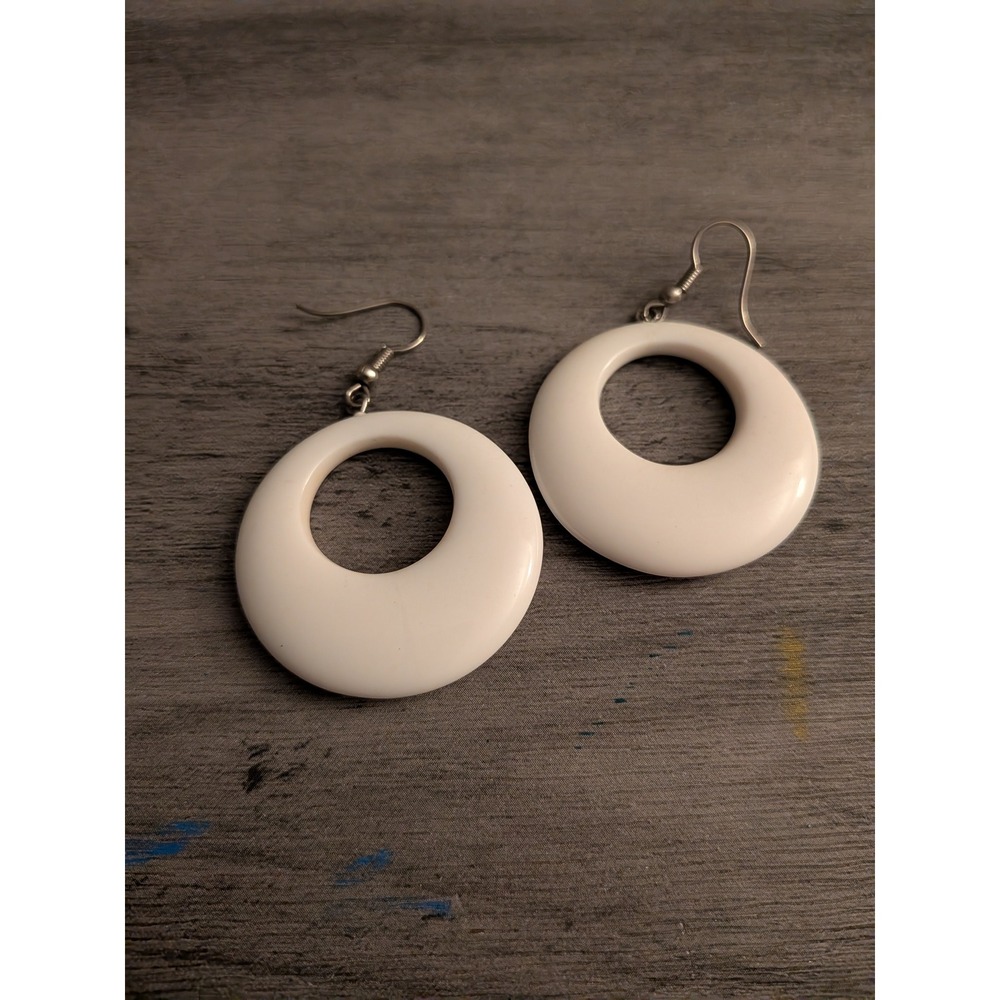 Vintage White Resin Hoop Earrings Retro Mod Statement Drop Earrings Silver Tone
